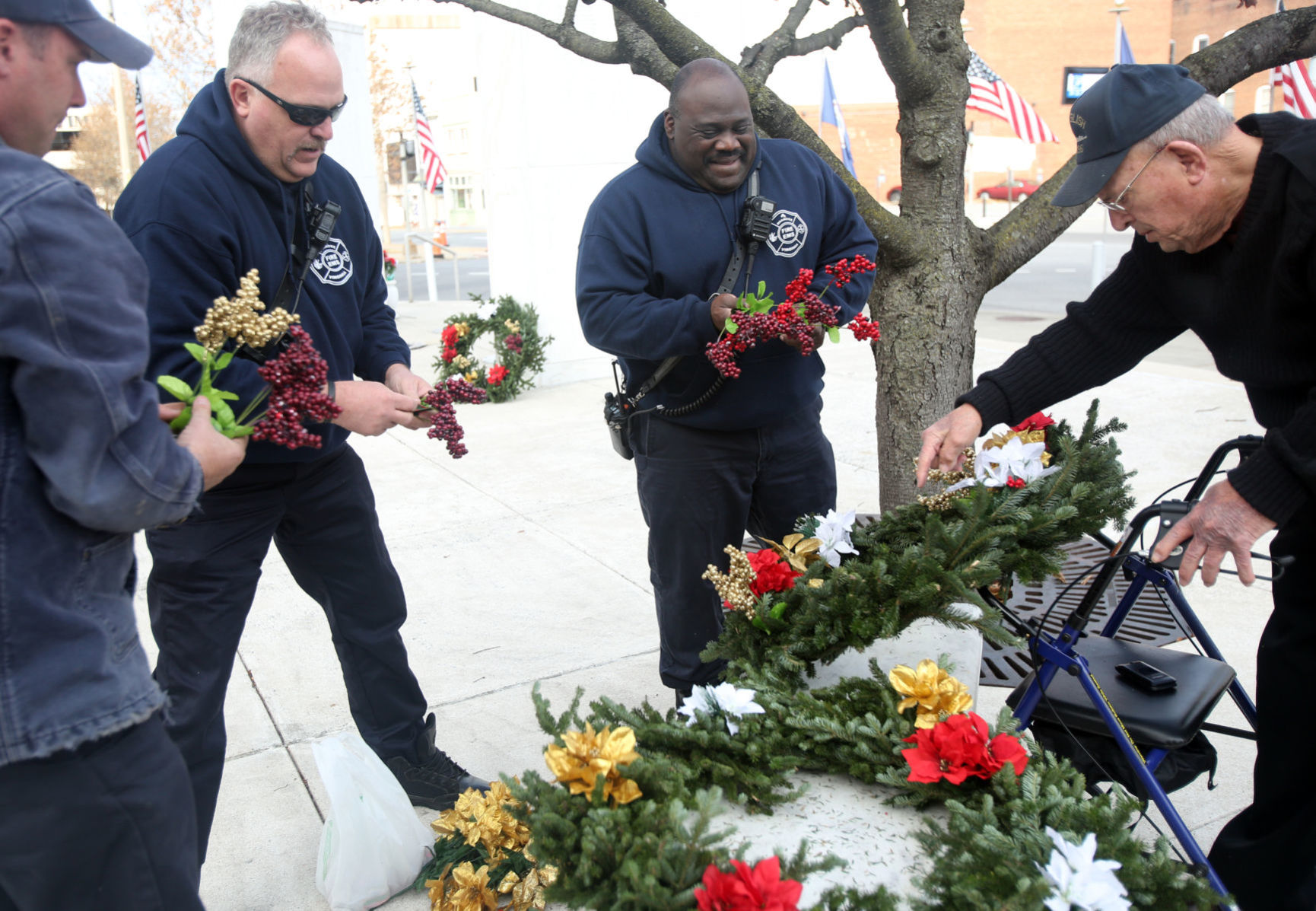 hr warmemorialwreathsGAL 112919 p06